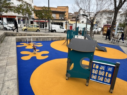 Completada la millora del parc infantil de la plaça de les Escoles